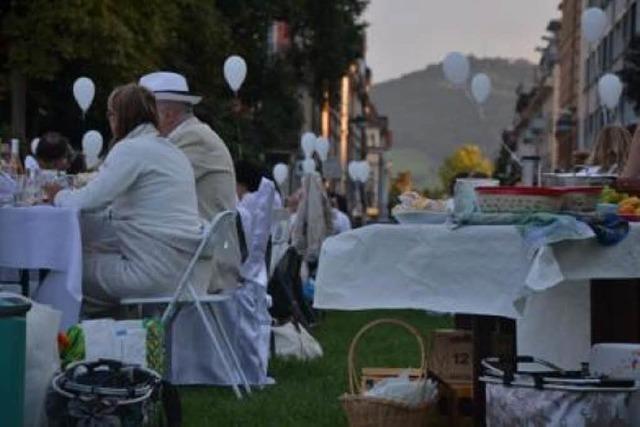 Nightlife-Guru: Dner en blanc auf dem Sthlinger Kirchplatz