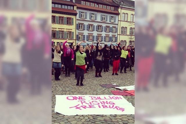 One Billion Rising: Frauen tanzen gegen Gewalt gegen Frauen auf dem Augustinerplatz