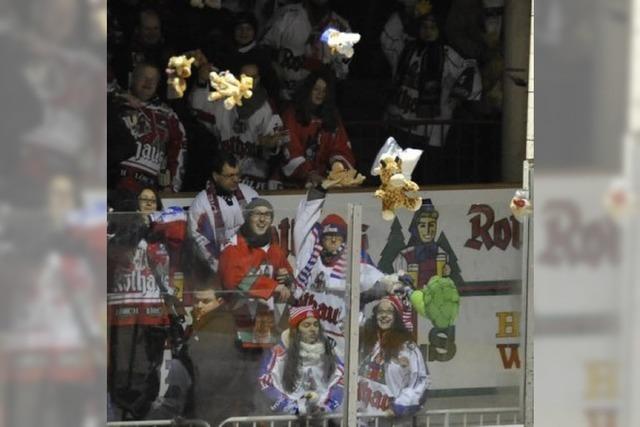 Teddy Bear Toss beim EHC Freiburg: Fans werfen 551 Stofftiere aufs Eis