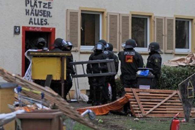 Polizei kommt zur Rumung - Hausbesetzer schon weg