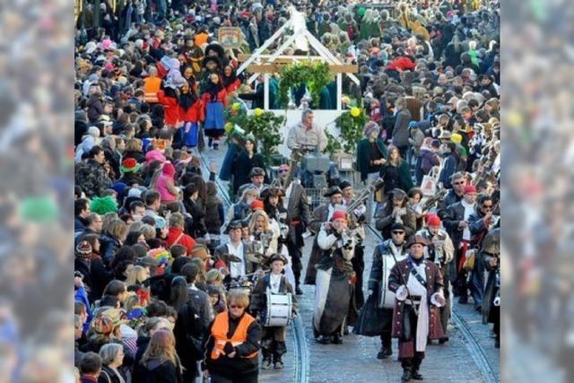 Video und Fotos: Rosenmontagsumzug in Freiburg