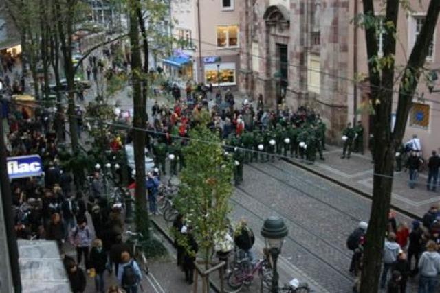 Bildungs-Jubeldemo: Polizei hlt Demo-Zug in der Bertoldstrae auf