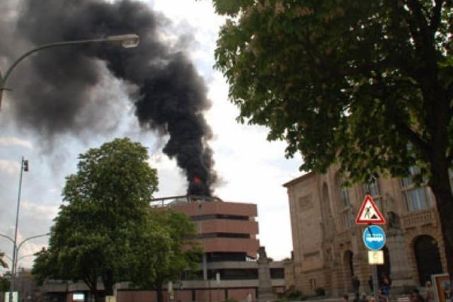 Feuer in der Unibibliothek - Rauchsule ber der Stadt