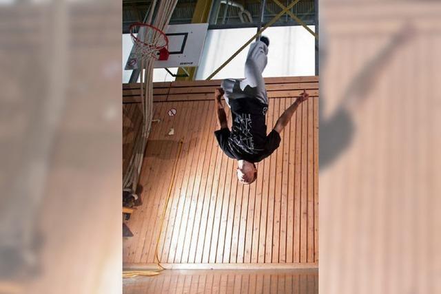 Liegesttze, Katzensprung und blaue Flecken: Als Anfngerin beim Parkour-Workshop