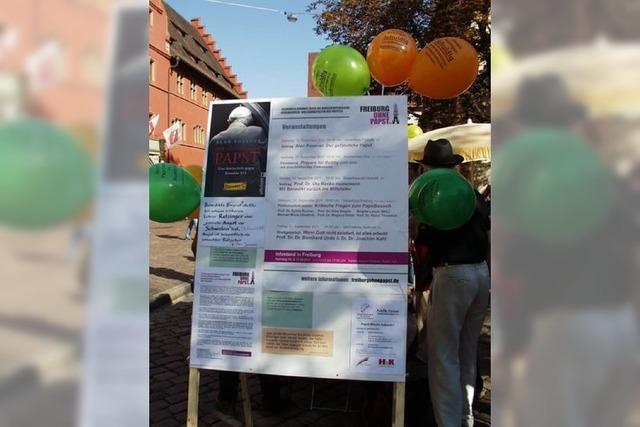 Freiburg ohne Papst: Gelassener Last-Minute-Protest auf dem Rathausplatz