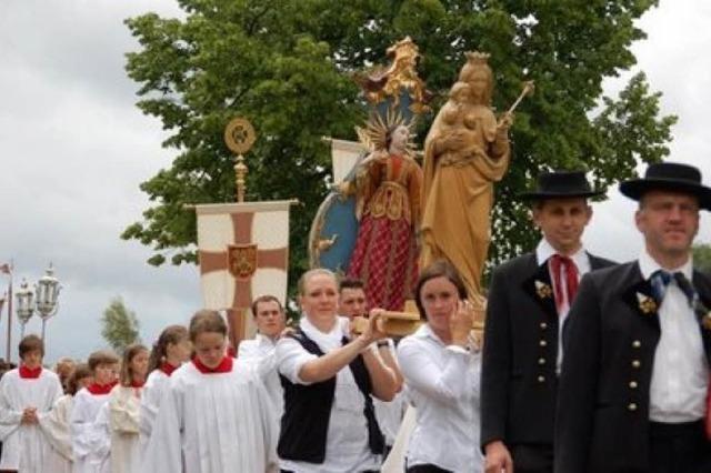 Jugend prozessiert: Fronleichnam in St. Peter