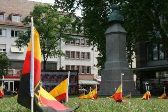 Fhnchen-Aktion auf dem Platz der Alten Synagoge