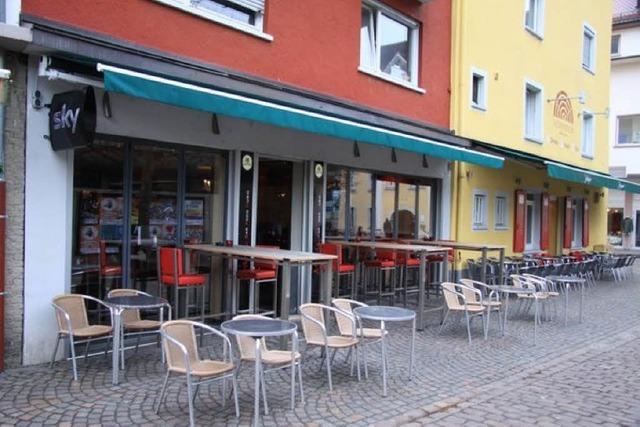 Hot Dogs statt Spielautomaten: Die Betreiber der Maria Bar haben renoviert