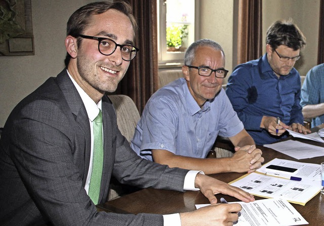 Brgermeister Benjamin Bohn, Dienstste...links) unterzeichneten das Protokoll.   | Foto: Herbert Trogus