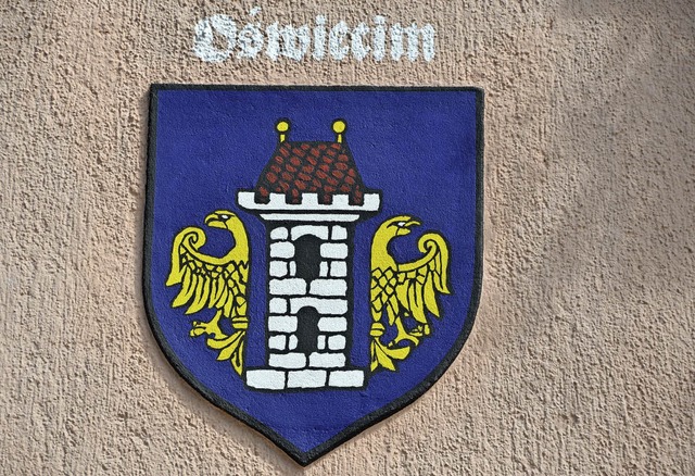 Das Wappen der Partnerstadt Oswiecim ist am Breisacher Rathaus zu sehen.   | Foto: Emily Uhlmann