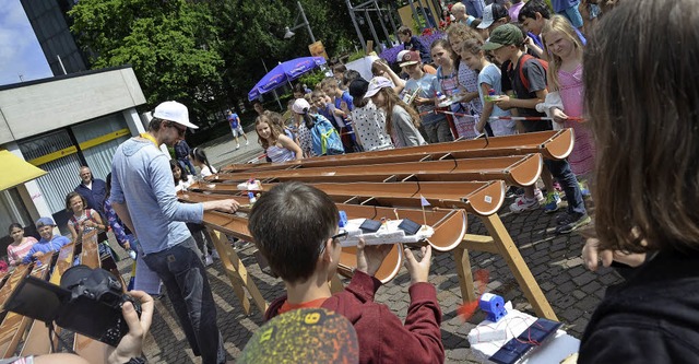 Spannung und ausreichend Sonnenschein beim Solarbootrennen auf dem Rathausplatz.  | Foto: Claudia Gabler