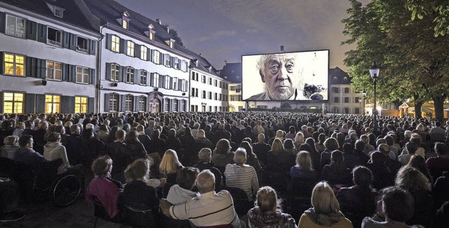 2000 Pltze und 300 Quadratmeter Leinw...-Air-Kino auf dem Basler Mnsterplatz   | Foto: Nadine Kgi