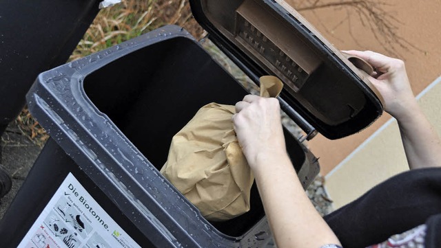 Bioabflle am besten in Papiertten od...ier eingewickelt in die Tonne werfen.   | Foto: Gramespacher