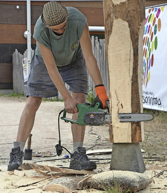 Olaf Jung arbeitet an seiner Skulptur Mensch   | Foto: Verena Pichler