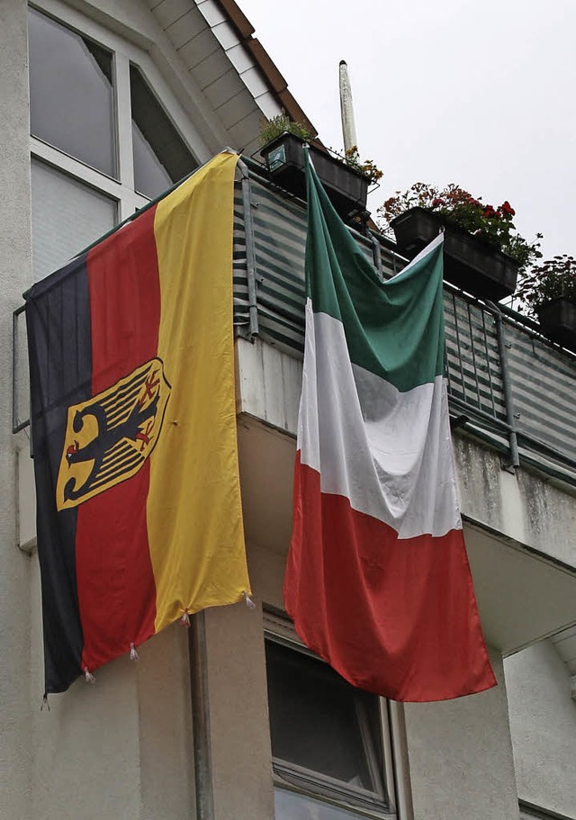 Kirchzarten zeigt Flagge:  An der Haup...e Fahnen von Italien und Deutschland.   | Foto: Andreas Peikert