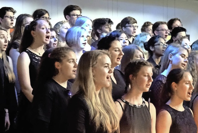 Der Gospelchor des Scheffelgymnasiums ...Deutenberger Gymnasiums Schwenningen.   | Foto: Miriam Sattler