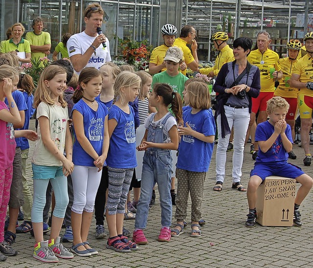 Die Tour fhrte auch durch Glottertal ...Johann-Peter-Hebel-Schule die Radler.   | Foto: Christian Ringwald