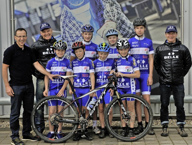 Mit Spenden im Wert von mehr als 4000 ...das Jugend MTB Bike Team des RSV Wyhl.  | Foto: Belle AG