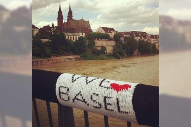 Basel: Flauschige Streetart auf der Wettsteinbrcke