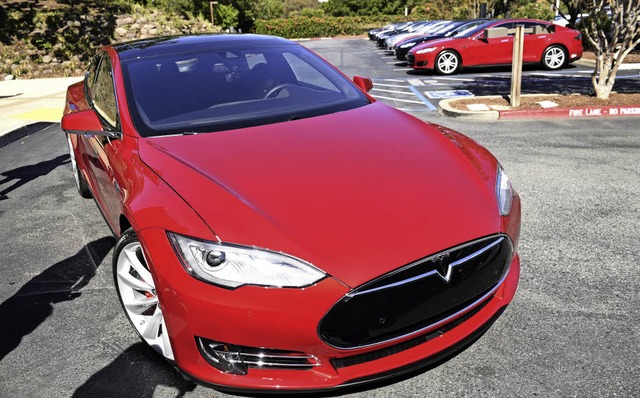 Ein solcher Tesla S ist am Donnerstag in den USA verunglckt.   | Foto: dpa