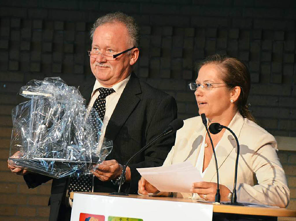 Brgermeisterin Diana Stcker und Hauptamtsleiter Hanspeter Schuler gratulieren.