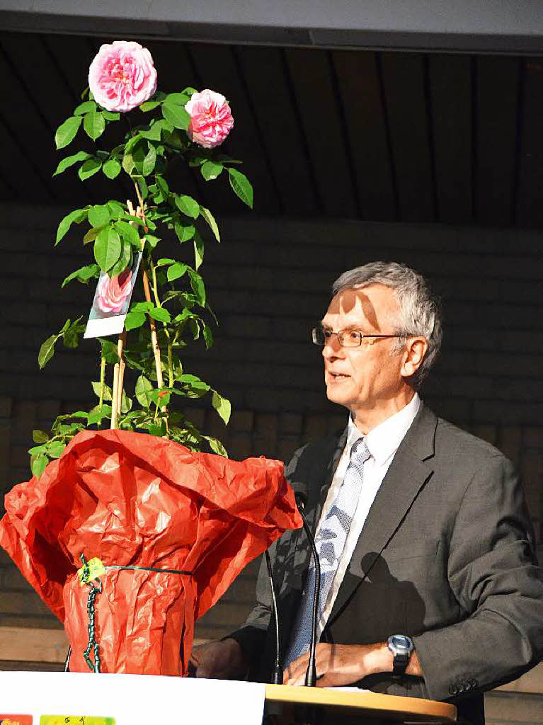 Der leitende Regierungsschuldirektor Thomas Steiner hatte Blumen mitgebracht zur Verabschiedung von Hubert Wischnewski als Schulleiter.