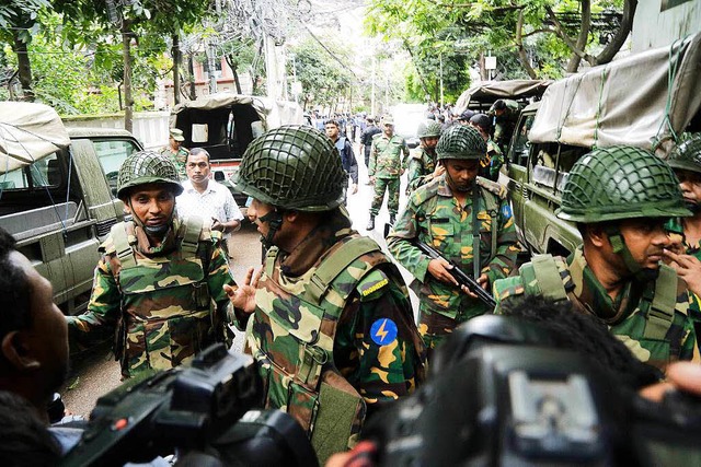 Militreinsatz nahe des berfallenen Restaurants in Dhaka  | Foto: dpa