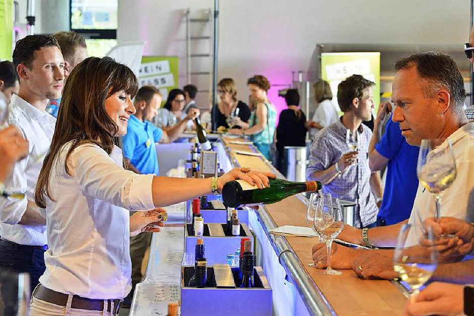Ein Schlückchen hier, ein Tröpfchen da: Die Wein-Fass-Bar in Oberrotweil. (Foto: Michael Bamberger) Ein Schlückchen hier, ein Tröpfchen da: Die Wein-Fass-Bar in Oberrotweil. (Foto: Michael Bamberger)