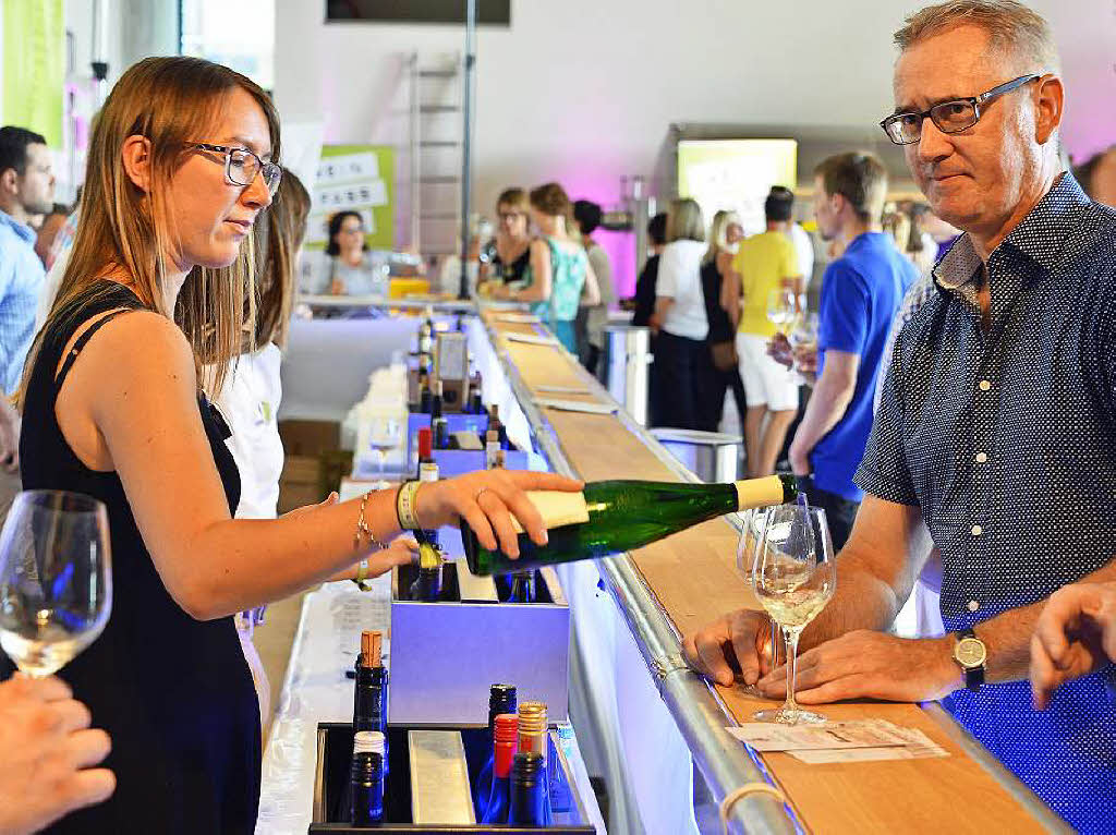 Ein Schlckchen hier, ein Trpfchen da: Die Wein-Fass-Bar in Oberrotweil.