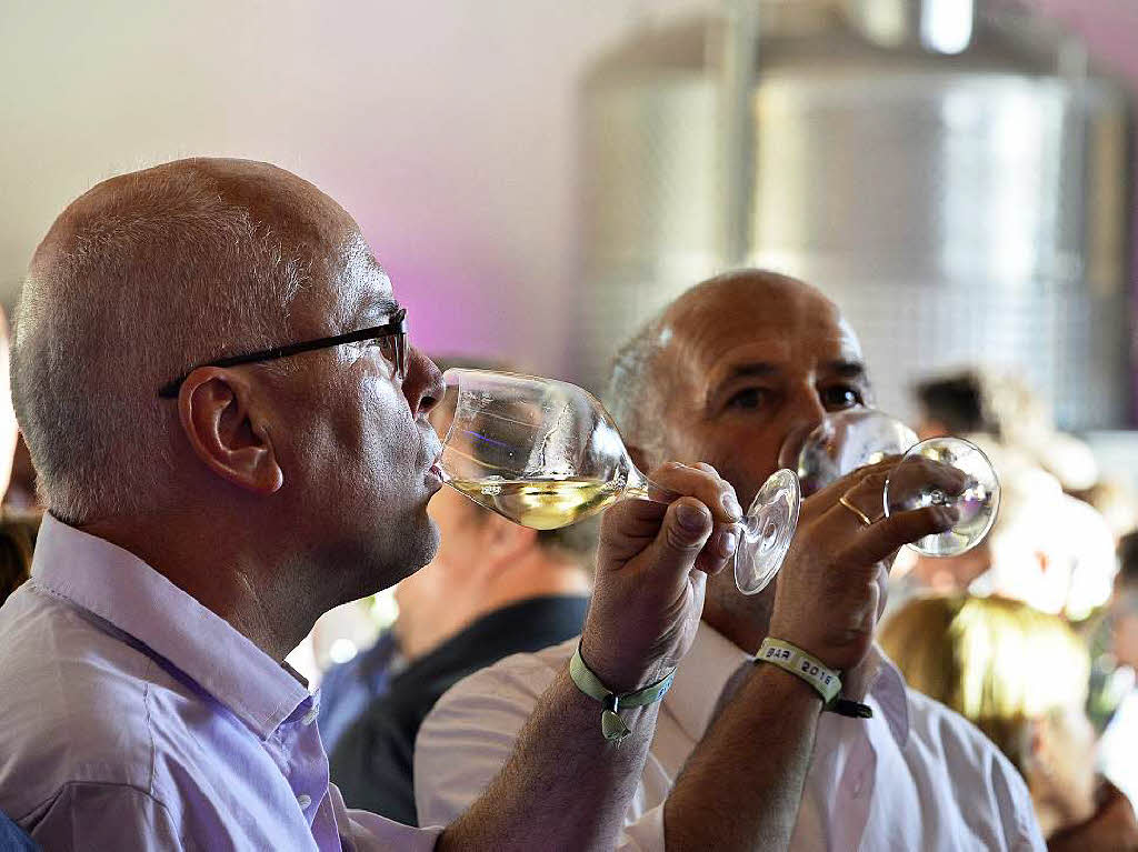 Ein Schlckchen hier, ein Trpfchen da: Die Wein-Fass-Bar in Oberrotweil.