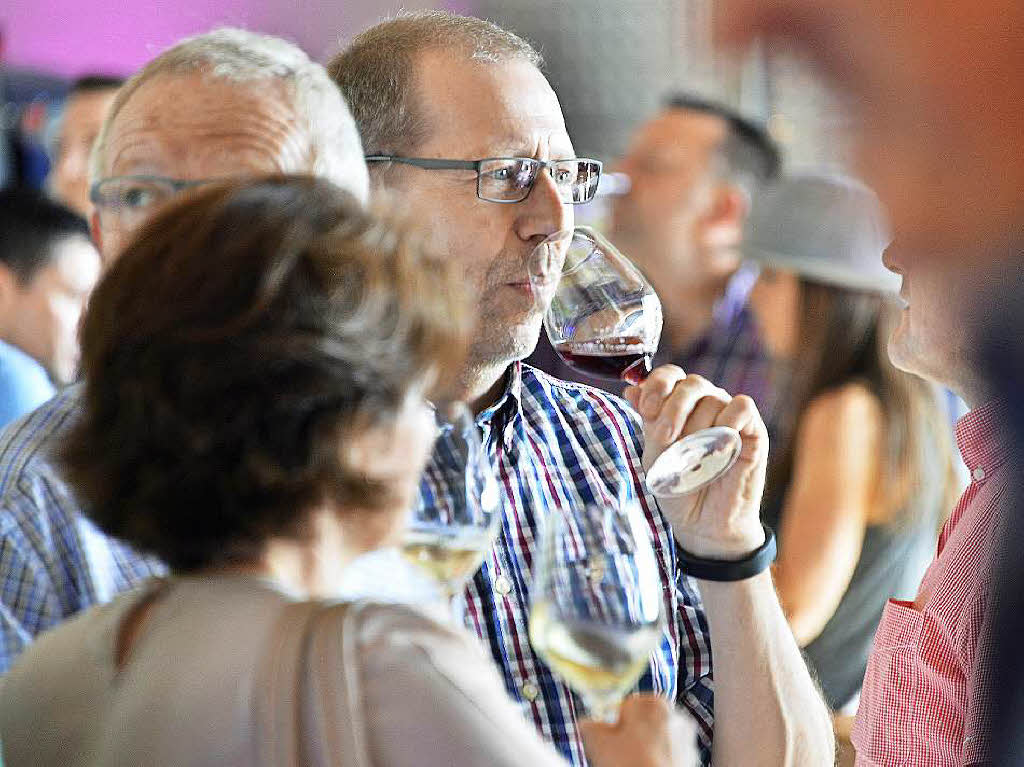 Ein Schlckchen hier, ein Trpfchen da: Die Wein-Fass-Bar in Oberrotweil.