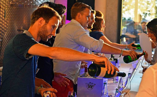 Simultaner Ausschank: Die Wein-Fass-Bar in Oberrotweil  | Foto: Michael Bamberger
