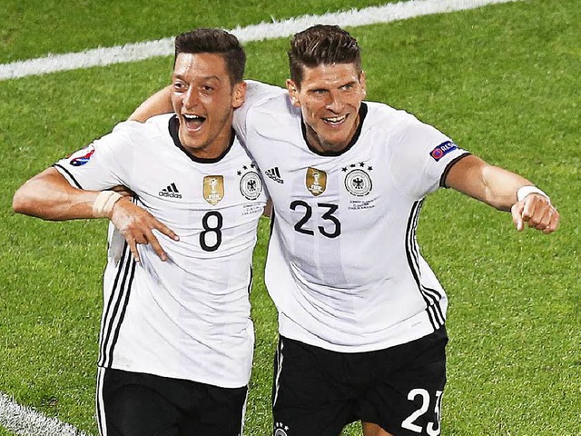Mesut zil und Mario Gomez bejubeln das deutsche Weiterkommen   | Foto: dpa