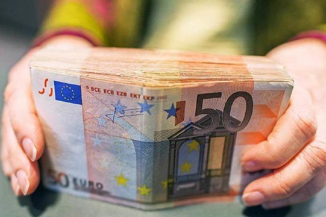 Frau findet 1000 Euro und gibt sie ab