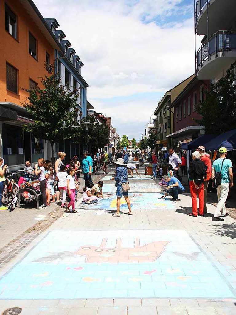 Beim zweiten Street-Art-Festival verwandelten Knstlerinnen und Knstler aller Altersklassen die Bahnhofstrae und die angrenzende Fugngerzone in eine ffentliche Kunstmeile fr Straenknstler.