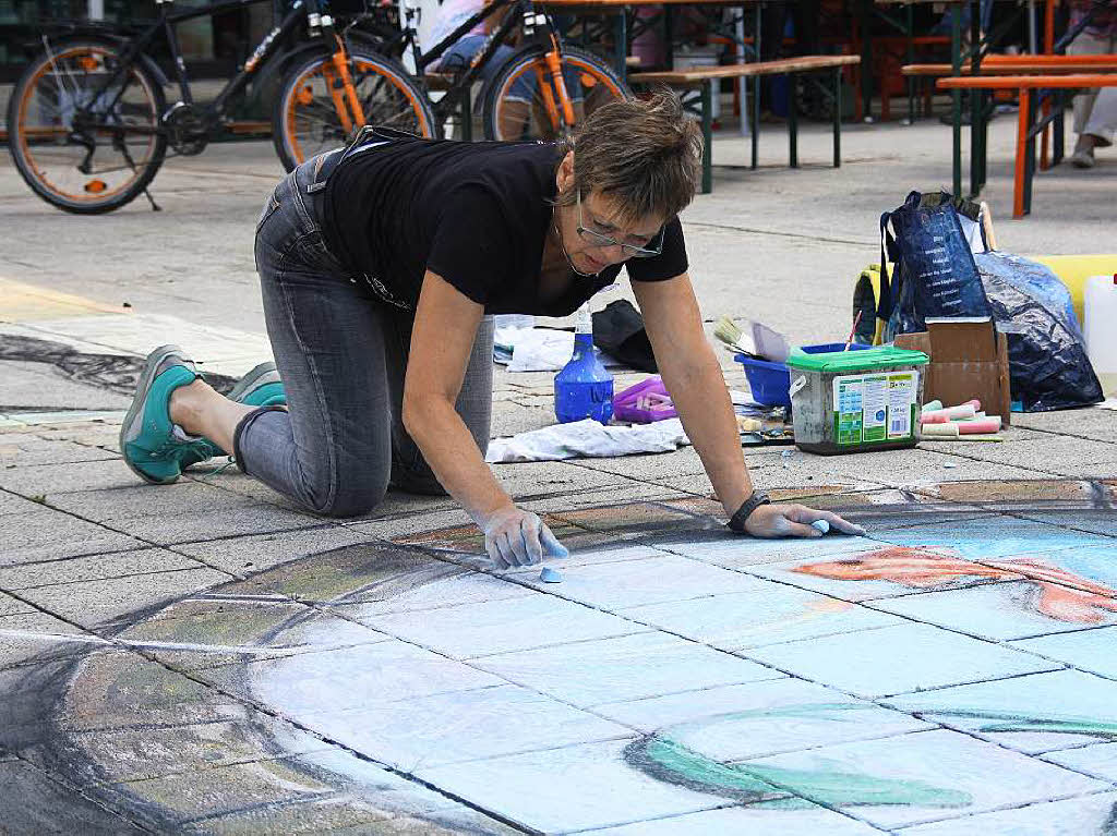 Beim zweiten Street-Art-Festival verwandelten Knstlerinnen und Knstler aller Altersklassen die Bahnhofstrae und die angrenzende Fugngerzone in eine ffentliche Kunstmeile fr Straenknstler.