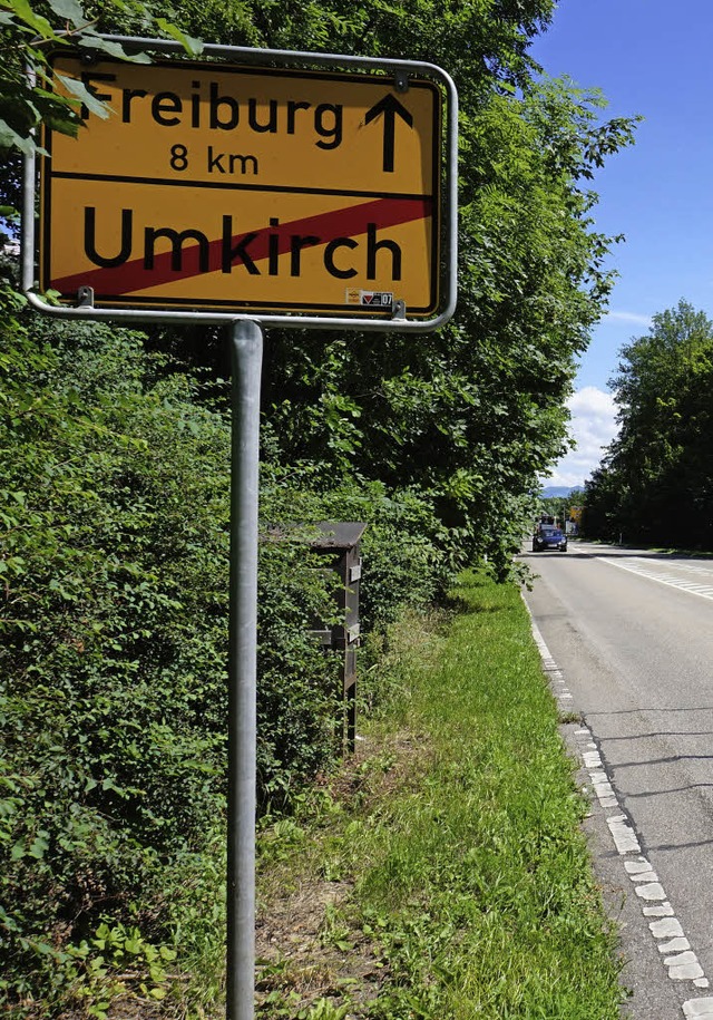 Umkirchs Ortsschild msste rund 200 Me... ein beidseitiger Radstreifen geplant.  | Foto: julius steckmeister