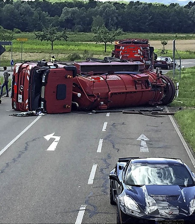 Der gekippte Lastwagen, der Fahrer wurde verletzt.   | Foto: Feuerwehr