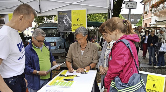 Marktbesucher machten sich am Samstag ... ein barrierefreies Schopfheim stark.   | Foto: Edgar Steinfelder