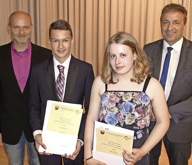 Roland Willmann (links) und Reinhard F...en den Schulbesten  den Gemeindepreis.  | Foto: Heidrun Simoneit