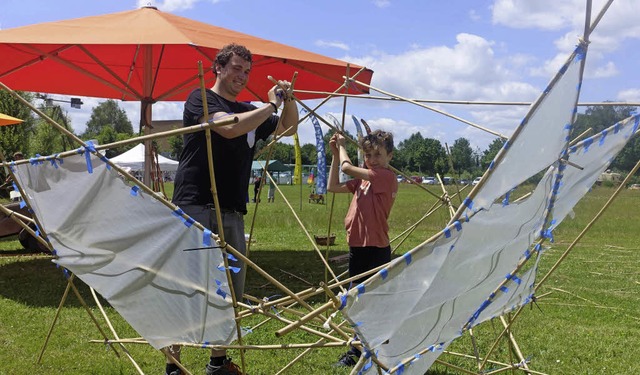 Eine Riesenkugel aus Bambus wurde bei ...stsonntag im Tutti-Kiesi-Areal gebaut.  | Foto: Roswitha Frey