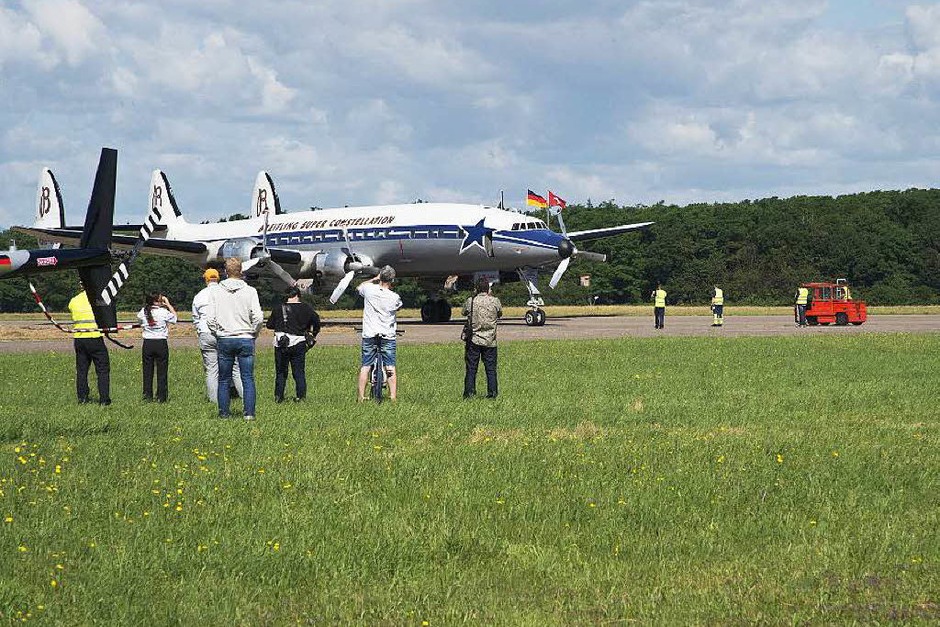Die Breitling Super Constellation des Schweizer Vereins SCFA zu Gast auf dem Flugplatz Bremgarten (Foto: Volker Münch) Die Breitling Super Constellation des Schweizer Vereins SCFA zu Gast auf dem Flugplatz Bremgarten (Foto: Volker Münch)