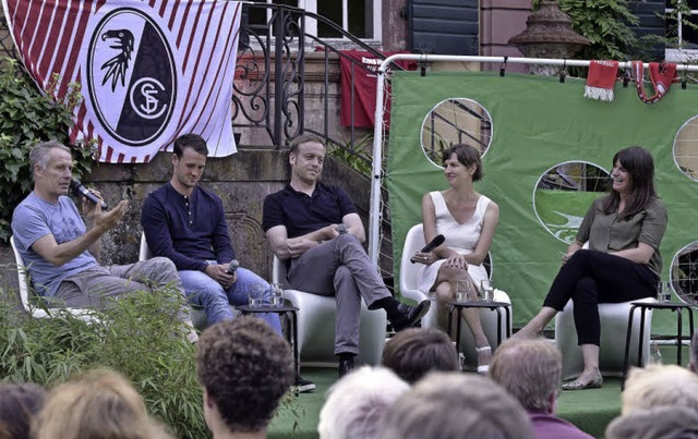 Freiluft-Talk im Schlossgarten (von li...)  und Moderatorin Julica Goldschmidt.  | Foto: Thomas Kunz