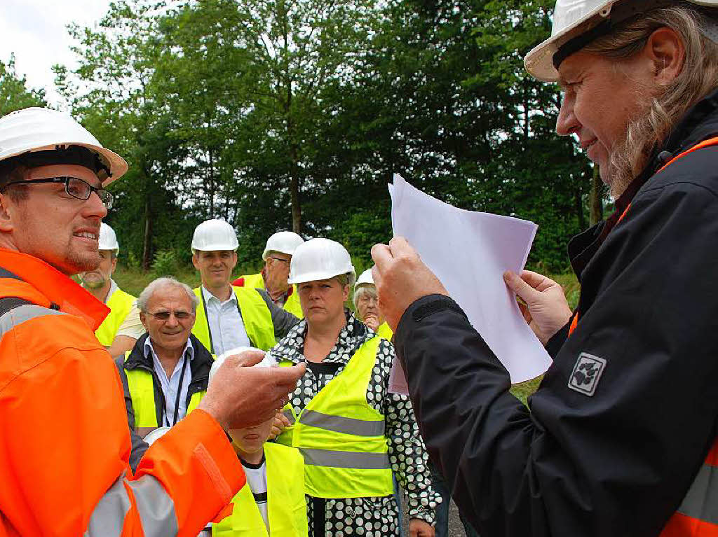 Bei einer Baustellenfhrung am Samstag, 2. Juli,  gab es Informationen fr die Besucher, hier von Jonathan Becker (Regierungsprsidium) und Klaus Dullisch (Stadt Lrrach)