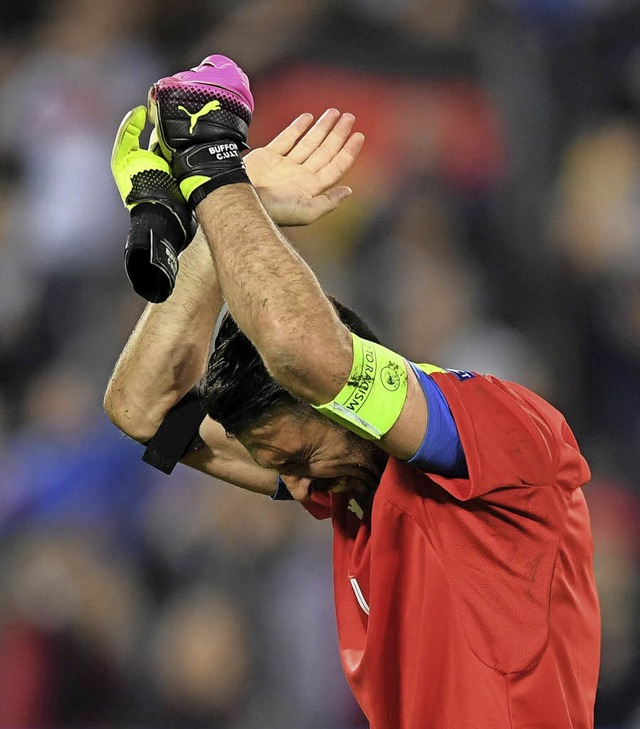 Gianluigi Buffon hielt grandios gegen ...lien dennoch im Elfmeterschieen aus.   | Foto: DPA