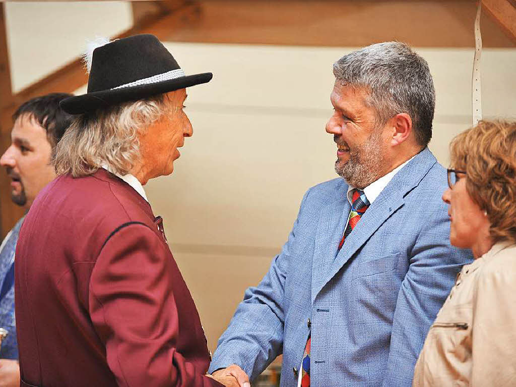 Die Gratulanten standen Schlange. Die Gratulanten standen Schlange.