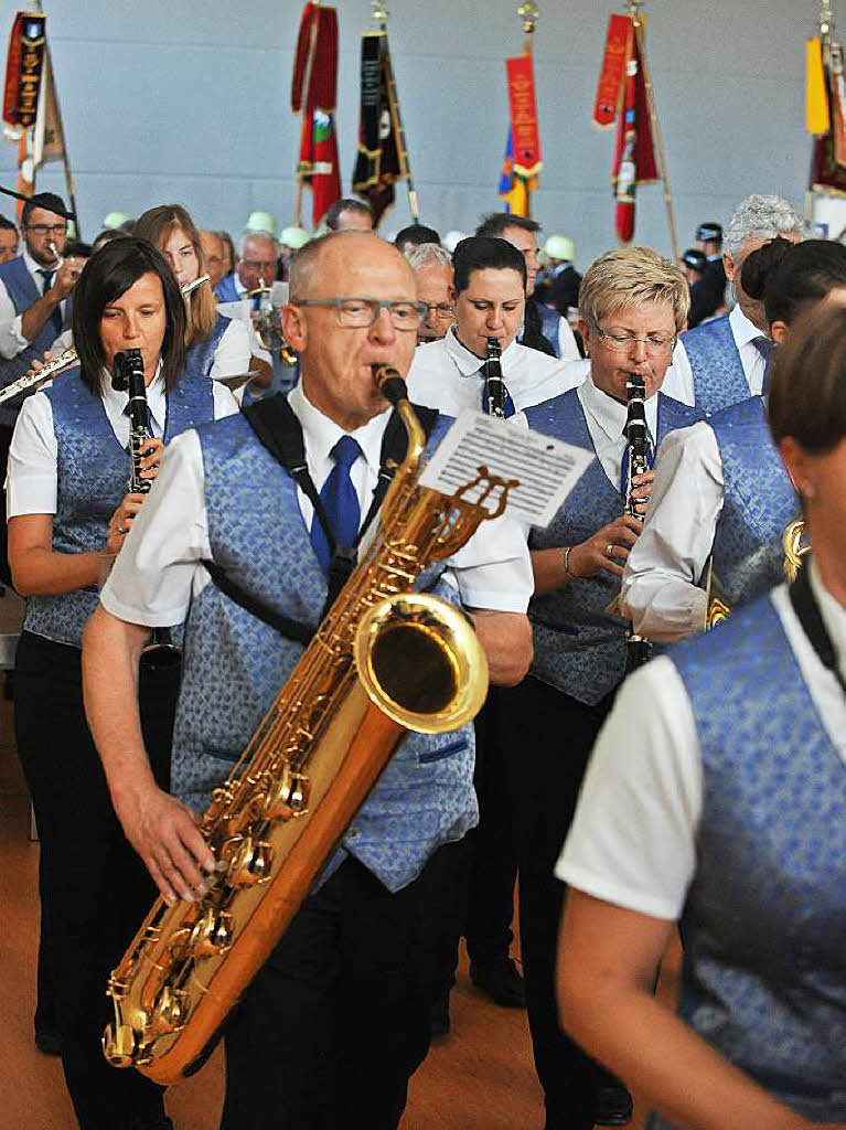 Einmarsch der Stadtmusik und der Feuerwehr. Die Musikkapellen spielten zu Ehren des  Rathauschefs.