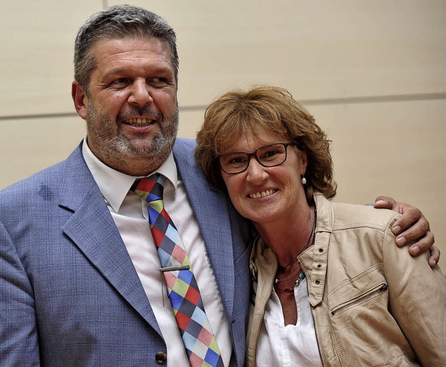 Der strahlende Wahlsieger Michael Scharf mit seiner Frau Claudia.  | Foto: Wolfgang Scheu