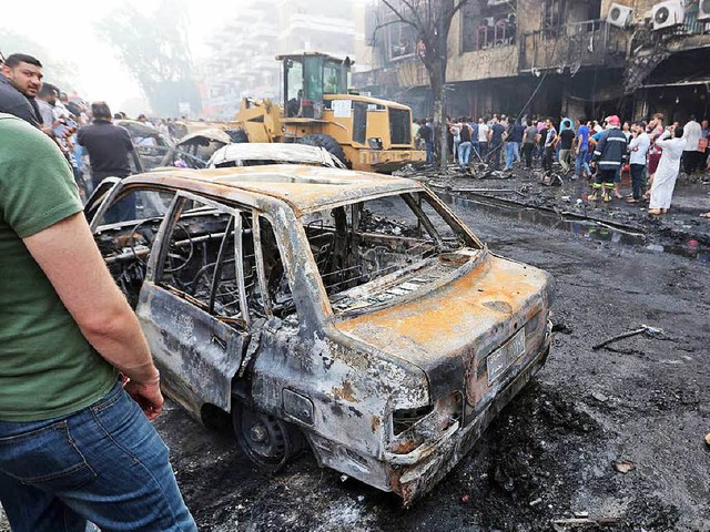 Ein Wrack nach dem Anschlag in Bagdad.  | Foto: dpa