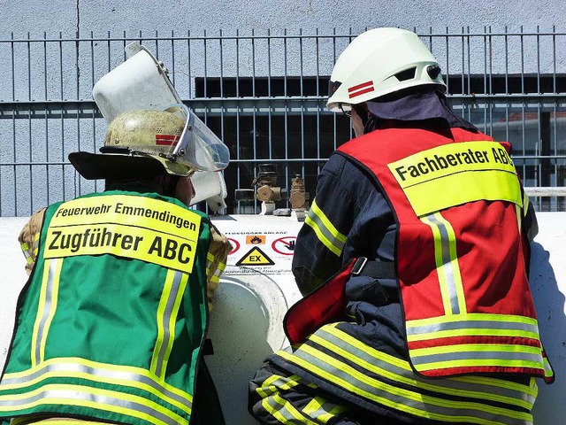Groeinsatz fr die Feuerwehr &#8211; auch der Gefahrgutzug musste ausrcken.  | Foto: Feuerwehr